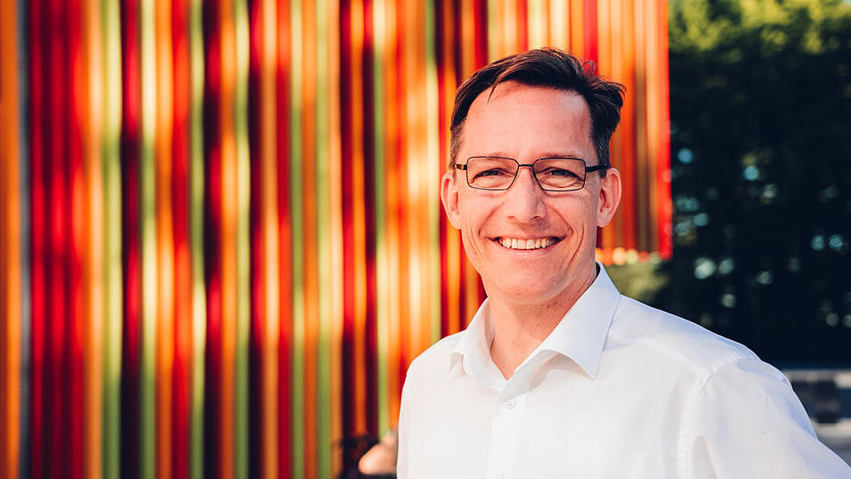 Daniel Wolff ist Digitaltrainer und Medienpädagoge. Regelmäßig hält er zum Thema Social Media Vorträge an Schulen. Daniel Wolff ist Digitaltrainer und Medienpädagoge. Regelmäßig hält er zum Thema Social Media Vorträge an Schulen.