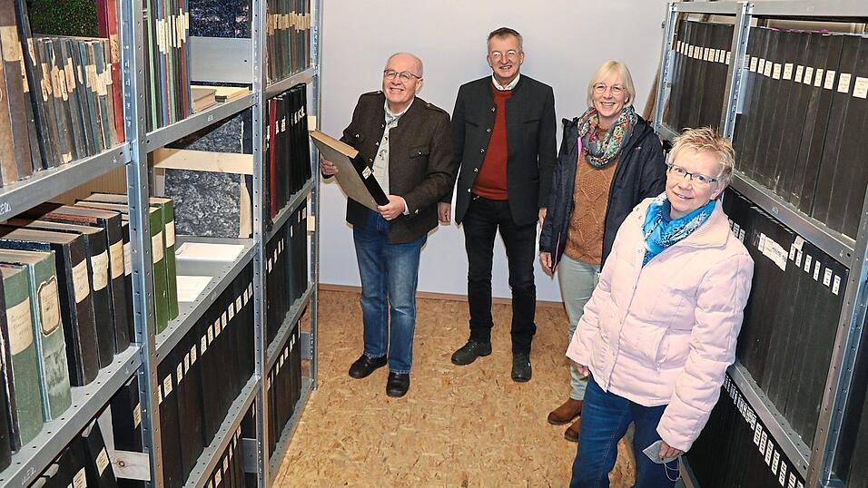 Freuen sich, dass das Privatarchiv der Familie Fuß nun im Dachboden des Rathauses eine Bleibe gefunden hat und so weiterhin der Öffentlichkeit zugänglich bleibt: Kreisheimatpfleger Josef Ederer, Bürgermeister Markus Ackermann, Barbara Heimann und Susanne Fuß-Fischer (von links).