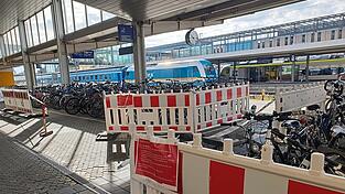 Die Radabstellplätze an Gleis 1 am Hauptbahnhof stehen nicht mehr zur Verfügung. Darüber informieren Schilder der Bahn.