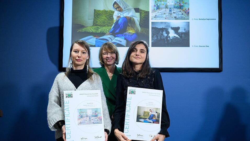 Unicef-Schirmherrin Elke B&uuml;denbender stellt sich mit den beiden Gewinnerinnen zum Gruppenfoto auf.