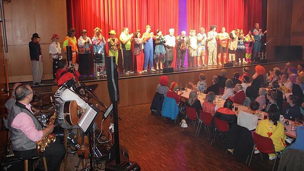 Die Stadtr&auml;te zogen zur Musik von Andreas Stauber und Band in die Stadthalle ein.