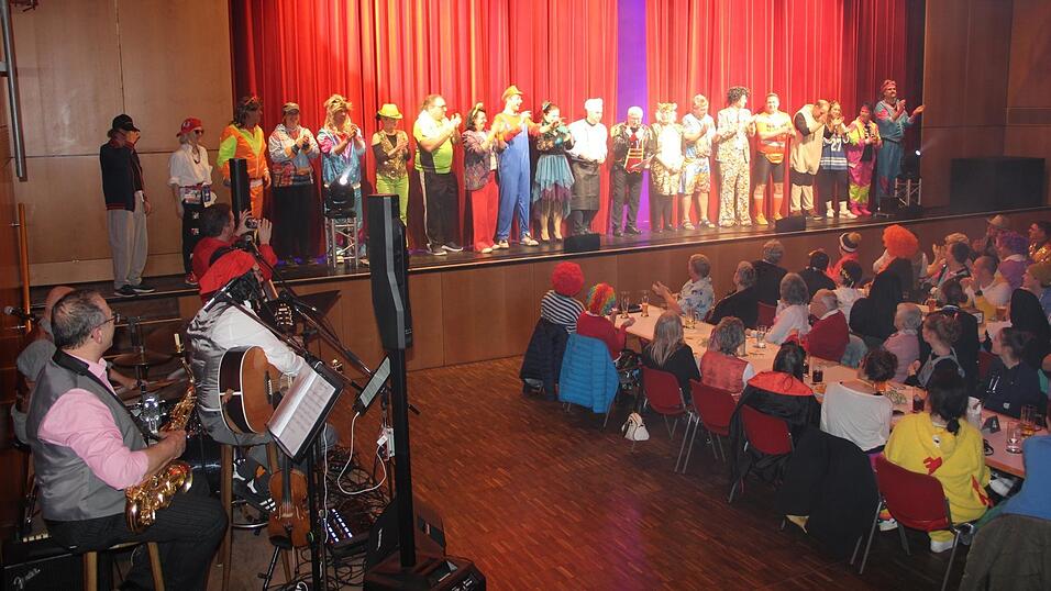 Die Stadtr&auml;te zogen zur Musik von Andreas Stauber und Band in die Stadthalle ein.