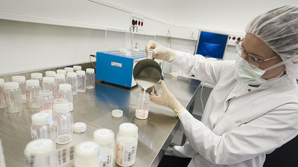 Eine wissenschaftliche Mitarbeiterin füllt Muttermilch in ein Fläschchen. In Deutschland wurden zwischen 2015 und 2020 insgesamt 14 Milchbanken neu eröffnet oder wiedereröffnet. Eine wissenschaftliche Mitarbeiterin füllt Muttermilch in ein Fläschchen. In Deutschland wurden zwischen 2015 und 2020 insgesamt 14 Milchbanken neu eröffnet oder wiedereröffnet.