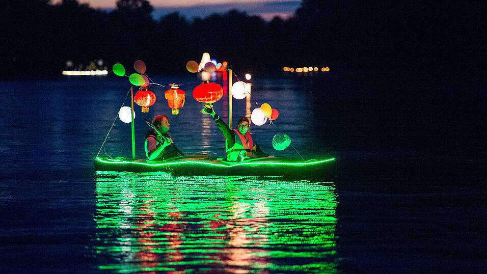 Alle Bilder dazu finden Sie hier.Foto: Mathias AdamDie Lampionfahrt verwandelte die Donau in ein Lichtermehr. Alle Bilder dazu finden Sie hier.Foto: Mathias AdamDie Lampionfahrt verwandelte die Donau in ein Lichtermehr.