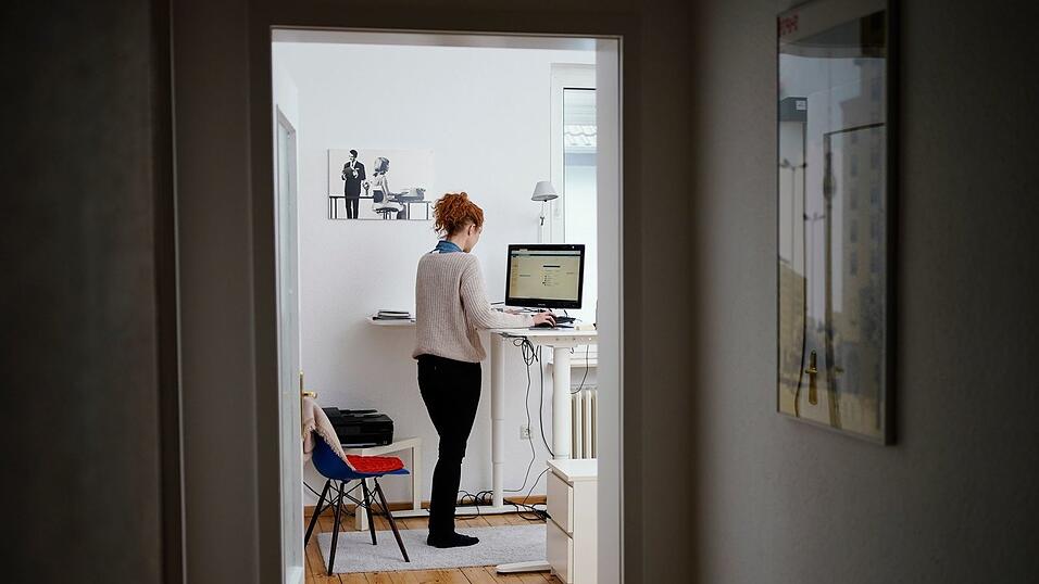 Im Stehen zu arbeiten bietet Rückenentlastung und fördert eine bessere Haltung am Arbeitsplatz. Im Stehen zu arbeiten bietet Rückenentlastung und fördert eine bessere Haltung am Arbeitsplatz.