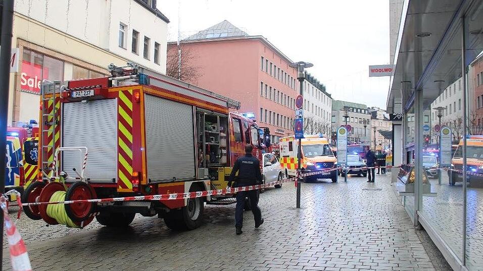 In Passau ist am Freitagvormittag ein Lastwagen in eine Menschenmenge gefahren. Eine Frau und ihre Tochter kamen dabei ums Leben, mehrere andere Passanten wurden schwer verletzt. 