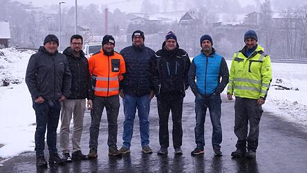 Abschlussbesprechung an der Schwarzeck Stra&szlig;e (v.l.): Franz M&uuml;ller (AZV-Vorsitzender), Paul Ro&szlig;berger (B&uuml;rgermeister), Hans Ochsenbauer (Bauleiter Fa. Strabag), Stefan Brunnbauer (technischer Gruppenleiter Strabag, Viechtach), Dipl.-Ing. Stefan Brandl vom Planungsb&uuml;ro Brandl & Preischl, Andreas Gmeinwieser (technischer Gesch&auml;ftsleiter AZV) und Christoph Seidl (technischer Leiter der Gemeindewerke).