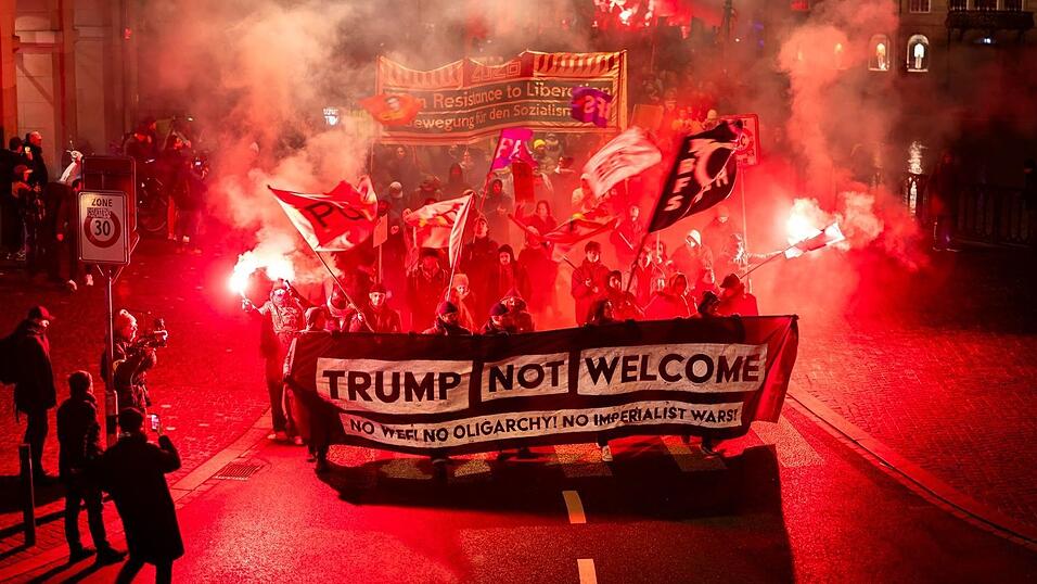 &laquo;Trump not welcome&raquo;: In Z&uuml;rich gingen Gegner des US-Pr&auml;sidenten und des WEF auf die Stra&szlig;e.