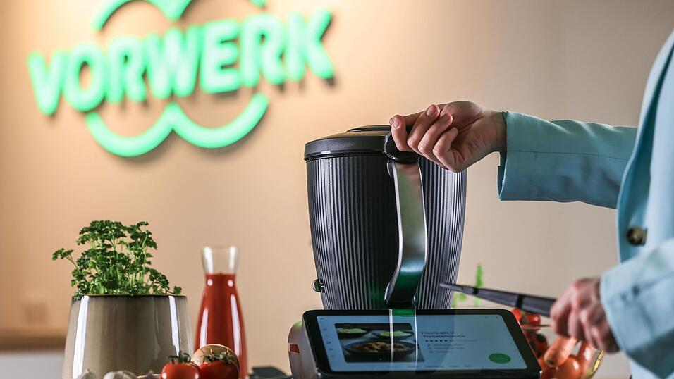 Mit dem Thermomix kann man unter anderem Lebensmittel zerkleinern, vermischen und erhitzen. Mit dem Thermomix kann man unter anderem Lebensmittel zerkleinern, vermischen und erhitzen.