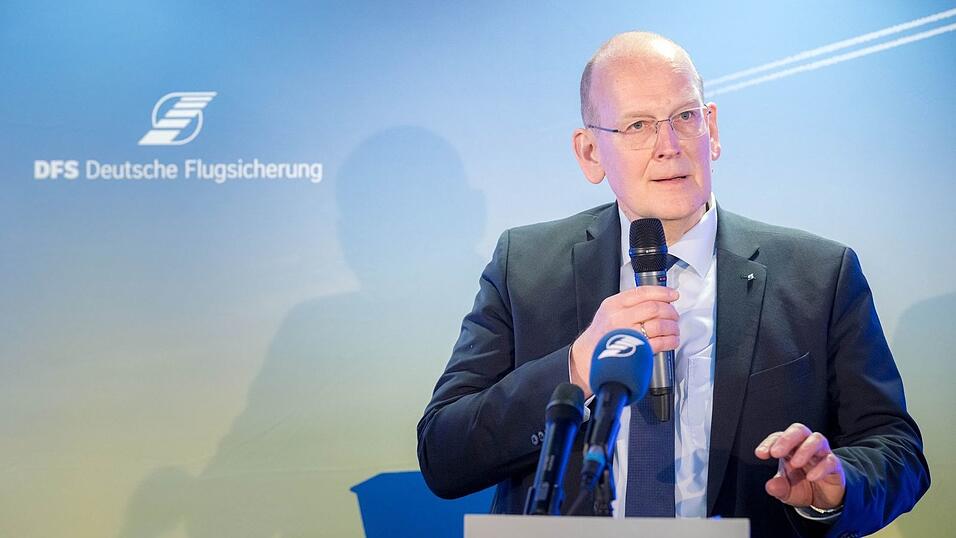 DFS-Chef Arndt Schoenemann verspricht sich viel von der Zusammenarbeit mit der Telekom und mit Hensoldt. DFS-Chef Arndt Schoenemann verspricht sich viel von der Zusammenarbeit mit der Telekom und mit Hensoldt.