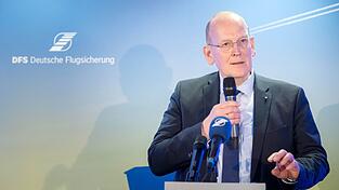 DFS-Chef Arndt Schoenemann verspricht sich viel von der Zusammenarbeit mit der Telekom und mit Hensoldt. DFS-Chef Arndt Schoenemann verspricht sich viel von der Zusammenarbeit mit der Telekom und mit Hensoldt.