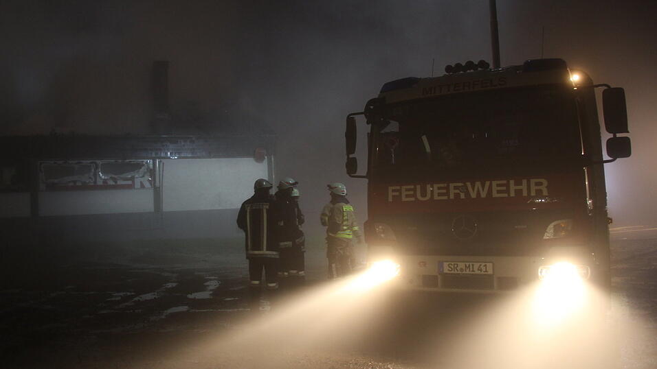 Die Kultdisko Penker in Ascha ist am frühen Mittwochmorgen in Flammen aufgegangen. Die Kultdisko Penker in Ascha ist am frühen Mittwochmorgen in Flammen aufgegangen.