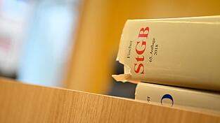 Eine Strafgesetzbuch liegt in einem Sitzungssaal.