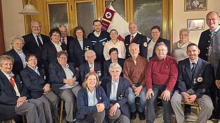 Die Vereinsmitglieder mit den Ehrengästen. Foto: Florian Göpfert Die Vereinsmitglieder mit den Ehrengästen. Foto: Florian Göpfert
