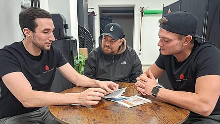 Freud und Leid schwei&szlig;t die drei Freunde zusammen. Vincent Domr&ouml;se (von links), Rainer Pl&ouml;tz und Max Wild setzen sich gemeinsam f&uuml;r Organspende ein.