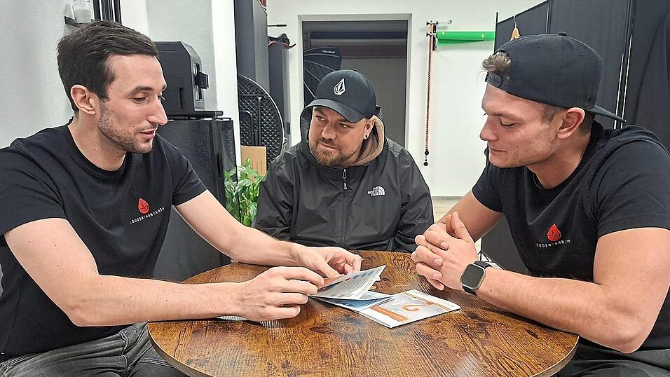 Freud und Leid schweißt die drei Freunde zusammen. Vincent Domröse (von links), Rainer Plötz und Max Wild setzen sich gemeinsam für Organspende ein. Freud und Leid schweißt die drei Freunde zusammen. Vincent Domröse (von links), Rainer Plötz und Max Wild setzen sich gemeinsam für Organspende ein.