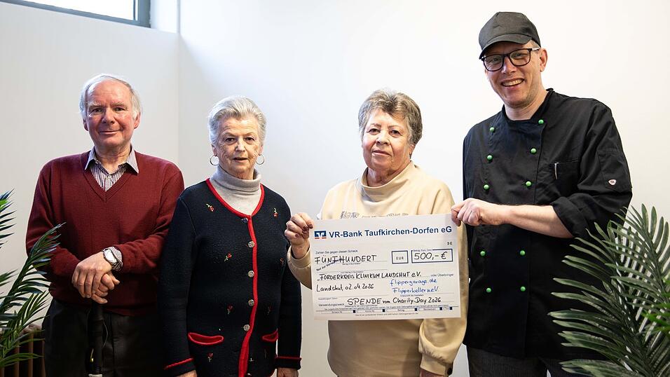 Dr. Franz Josef Knehler, Elke H&uuml;ls und Annemarie Bovensiepen (v.l.) vom F&ouml;rderkreis gemeinsam mit K&uuml;chenleiter Carsten Fleuren bei der Spenden&uuml;bergabe.