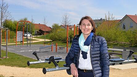 Bürgermeisterin Anita Bogner vor dem Bewegungspark.