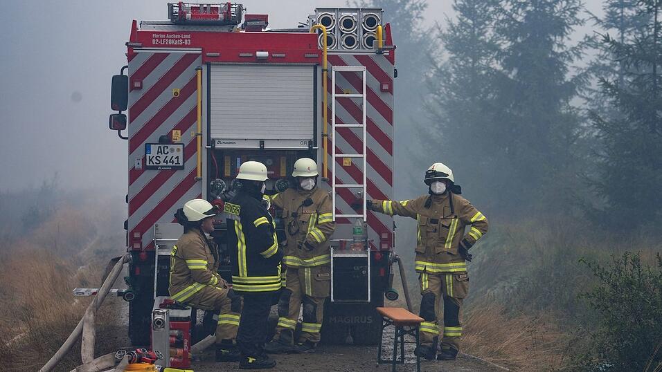 Hunderte von Feuerwehrleuten sind an der Eindämmung des Brands im Naturschutzgebiet Hohes Venn beteilgt. Hunderte von Feuerwehrleuten sind an der Eindämmung des Brands im Naturschutzgebiet Hohes Venn beteilgt.