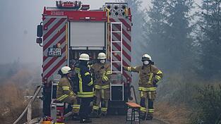 Hunderte von Feuerwehrleuten sind an der Eindämmung des Brands im Naturschutzgebiet Hohes Venn beteilgt. Hunderte von Feuerwehrleuten sind an der Eindämmung des Brands im Naturschutzgebiet Hohes Venn beteilgt.