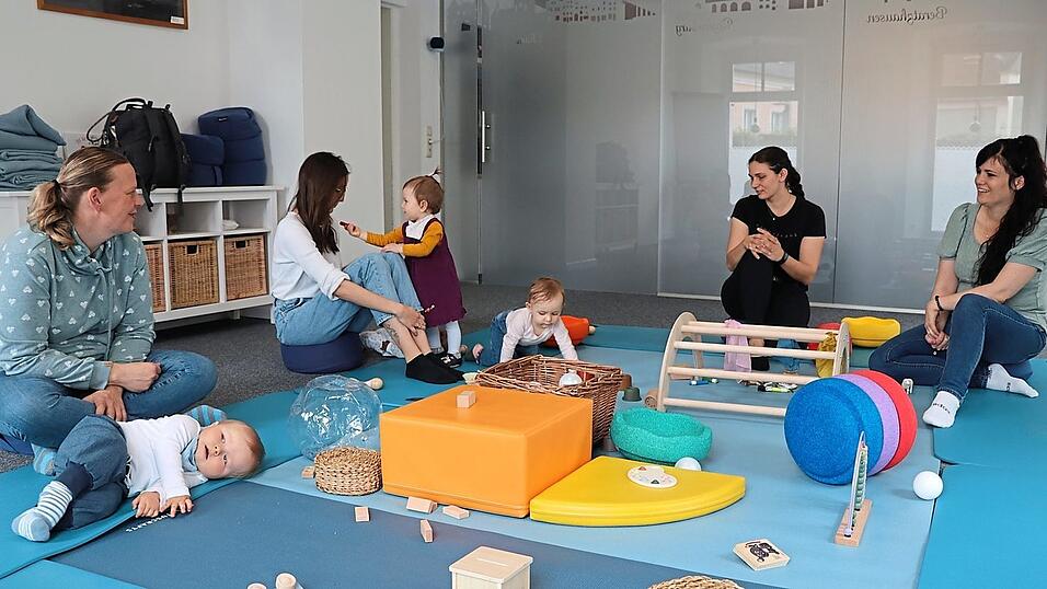 Die Kinder erkunden selbstständig die von der Kursleiterin vorbereitete Spielwiese. Die Kinder erkunden selbstständig die von der Kursleiterin vorbereitete Spielwiese.