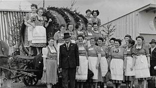 Der Brauereiwagen der Irlbacher Brauerei mit den damaligen Kellnerinnen