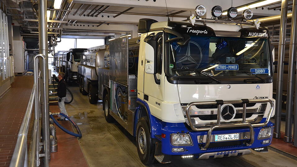 Schlange stehen zum Abtanken: Die Transporter liefern die Milch der Goldsteig-Landwirte an.