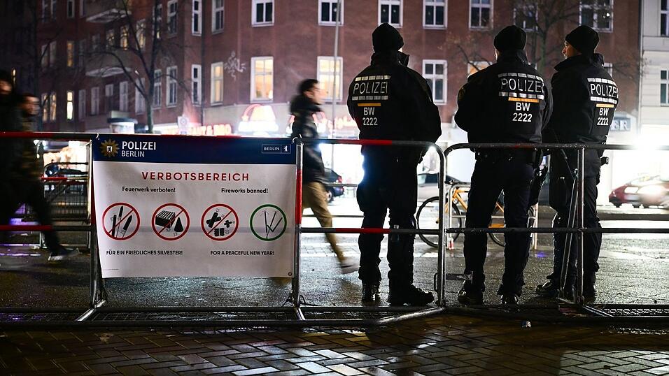 Die Berliner Polizei nimmt schon vor Mitternacht mehr als 100 Menschen fest.