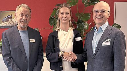Josef Steinbauer (links) &uuml;bergibt die Personalf&uuml;hrung bei den Sana Kliniken des Landkreises Cham an Anna-Lena Fischer. Dazu gratuliert Gesch&auml;ftsf&uuml;hrer Dr. Thomas Koch.