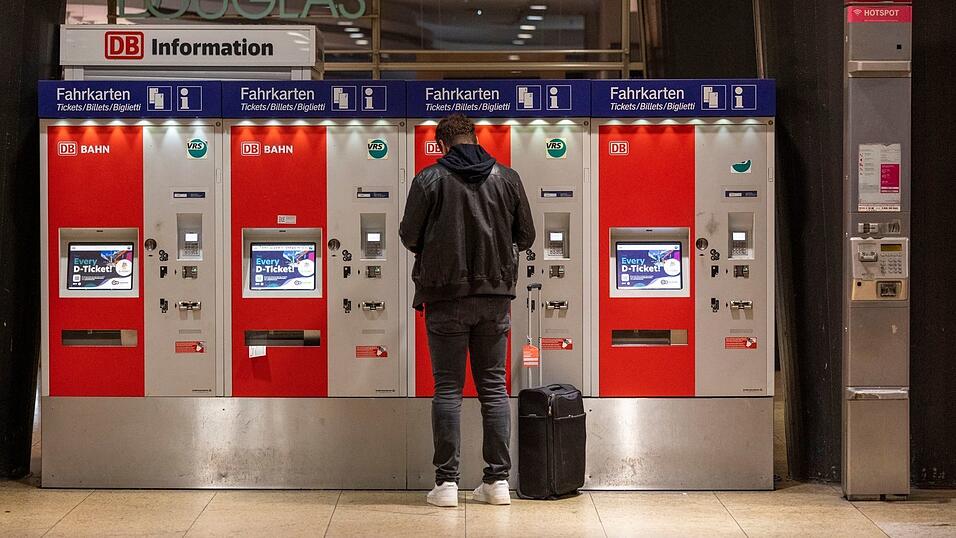 Unbekannte haben am Schweinfurter Bahnhof einen Fahrkartenautomaten gesprengt. (Symbolbild)