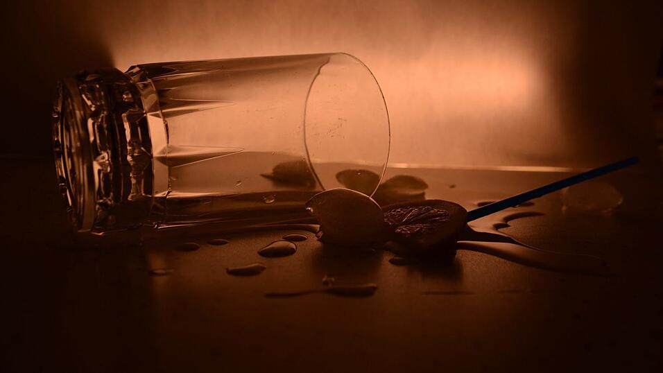 Die Grenze zwischen high und hilflos ist fließend. Denn ein Milliliter GBL putscht, ein zweiter aber macht bewusstlos. Die Grenze zwischen high und hilflos ist fließend. Denn ein Milliliter GBL putscht, ein zweiter aber macht bewusstlos.