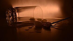 Die Grenze zwischen high und hilflos ist fließend. Denn ein Milliliter GBL putscht, ein zweiter aber macht bewusstlos. Die Grenze zwischen high und hilflos ist fließend. Denn ein Milliliter GBL putscht, ein zweiter aber macht bewusstlos.