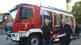 Bürgermeister Josef Klaus (r.) übergab den symbolischen Schlüssel für das neue Feuerwehrfahrzeug an Vize-Kommandant Günther Kleiner (l.).