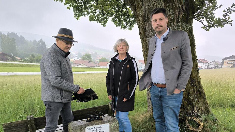 Die Besitzer des zerst&ouml;rten Wegkreuzes und B&uuml;rgermeister Andreas Aichinger wollen dem Vandalismus gern ein Ende setzen.