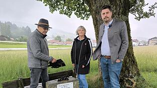 Die Besitzer des zerstörten Wegkreuzes und Bürgermeister Andreas Aichinger wollen dem Vandalismus gern ein Ende setzen. Die Besitzer des zerstörten Wegkreuzes und Bürgermeister Andreas Aichinger wollen dem Vandalismus gern ein Ende setzen.
