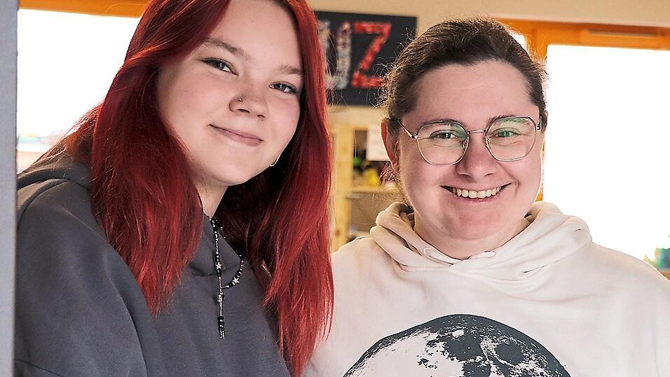 Lara Konrad (links) und Tina Zell sind begeisterte Betreuerinnen im Moosburger Ferienprogramm-Team. Lara Konrad (links) und Tina Zell sind begeisterte Betreuerinnen im Moosburger Ferienprogramm-Team.