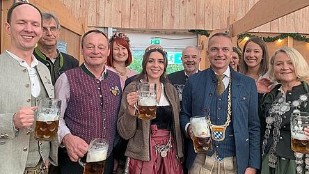 Das angezapfte Bier wurde vom Festausschuss und der Bayerischen Bierkönigin sogleich getestet.
