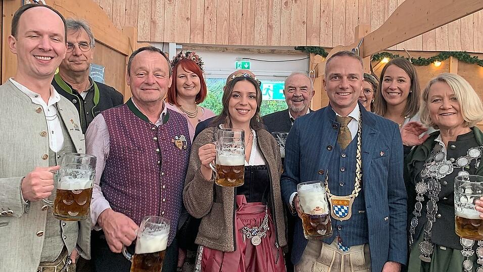 Das angezapfte Bier wurde vom Festausschuss und der Bayerischen Bierkönigin sogleich getestet. Das angezapfte Bier wurde vom Festausschuss und der Bayerischen Bierkönigin sogleich getestet.