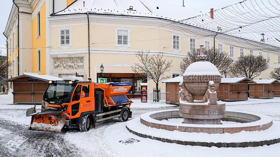 Ein Schneepflug r&auml;umt in Ungarn.