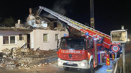 An 562 Einsatzstellen - wie hier bei der Explosion eines Hauses in Chamerau - wurden die Feuerwehren des Inspektionsbereiches Bad K&ouml;tzting 2025 t&auml;tig.