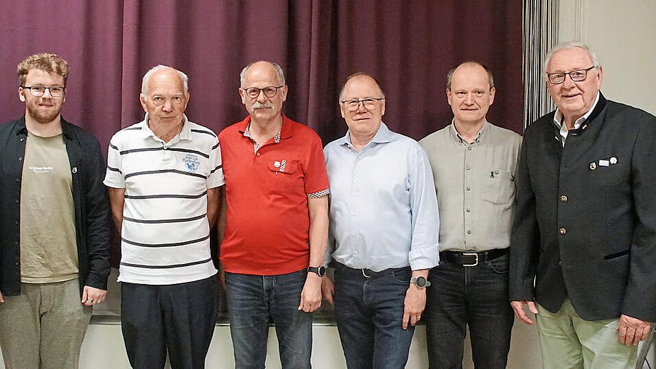 F&uuml;hrungswechsel im Bezirk. Der bisherige Vorsitzende Rudi Pr&ouml;sl (rechts) legte das Amt in die H&auml;nde von Harald Schwarz (Mitte).