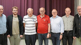 F&uuml;hrungswechsel im Bezirk. Der bisherige Vorsitzende Rudi Pr&ouml;sl (rechts) legte das Amt in die H&auml;nde von Harald Schwarz (Mitte).