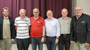 Führungswechsel im Bezirk. Der bisherige Vorsitzende Rudi Prösl (rechts) legte das Amt in die Hände von Harald Schwarz (Mitte). Führungswechsel im Bezirk. Der bisherige Vorsitzende Rudi Prösl (rechts) legte das Amt in die Hände von Harald Schwarz (Mitte).