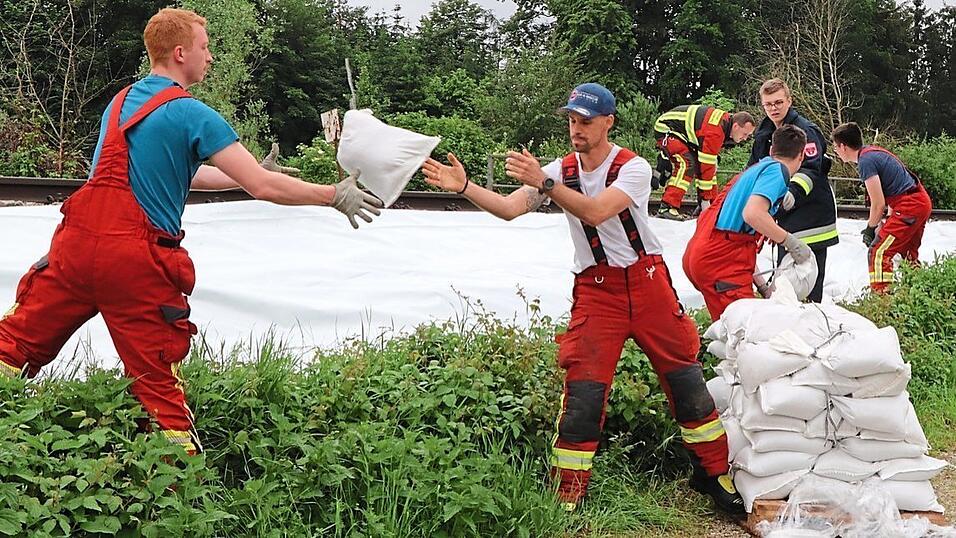 Die Bahntrasse bei Unterreit war am Sonntag kurz nach 13 Uhr für den Zugverkehr gesperrt worden. Einsatzkräfte der Feuerwehr sicherten gegen Mittag den Bahndamm und die Schleusenbrücke am Amper-Überleitungskanal mit Sandsäcken und Folien ab, da weiterhin mit einem deutlichen Anstieg des Amper-Pegels zu rechnen war. Die Bahntrasse bei Unterreit war am Sonntag kurz nach 13 Uhr für den Zugverkehr gesperrt worden. Einsatzkräfte der Feuerwehr sicherten gegen Mittag den Bahndamm und die Schleusenbrücke am Amper-Überleitungskanal mit Sandsäcken und Folien ab, da weiterhin mit einem deutlichen Anstieg des Amper-Pegels zu rechnen war.