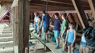 Aufpassen, wo sie hin steigen, mussten die Kinder schon unter dem Dach der Kirche, das zur Zeit saniert wird. Das anspruchsvolle Programm forderte auch von den Begleitern einiges ab.