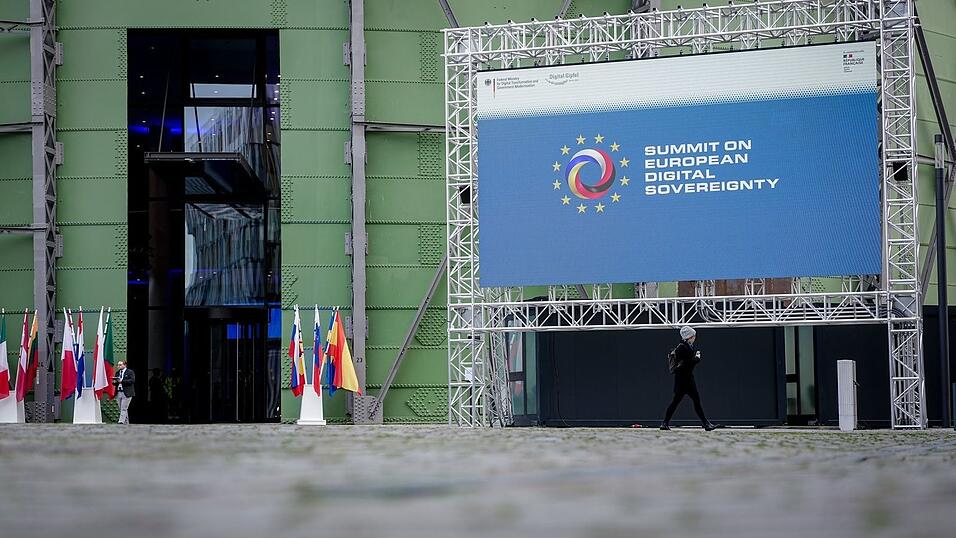 Rund 1.000 Gäste aus Frankreich, Deutschland und anderen EU-Ländern trafen sich auf dem EUREF-Forschungscampus in Berlin und diskutierten über digitale Souveränität. Rund 1.000 Gäste aus Frankreich, Deutschland und anderen EU-Ländern trafen sich auf dem EUREF-Forschungscampus in Berlin und diskutierten über digitale Souveränität.