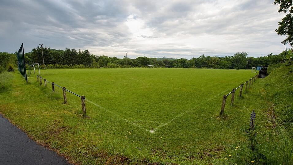 Der Sportplatz der SV Eintracht Hoppstädten in Hoppstädten (Rheinland-Pfaz). Hier wurden am Samstag Nachmittag während eines Fußballspiels der E-Jugend insgesamt 33 Menschen bei einem Blitzeinschlag verletzt. Der Sportplatz der SV Eintracht Hoppstädten in Hoppstädten (Rheinland-Pfaz). Hier wurden am Samstag Nachmittag während eines Fußballspiels der E-Jugend insgesamt 33 Menschen bei einem Blitzeinschlag verletzt.