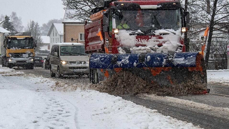 Nach einer kurzen Atempause am Montag meldete sich am Dienstag der Schnee zurück (Symbolbild). Nach einer kurzen Atempause am Montag meldete sich am Dienstag der Schnee zurück (Symbolbild).