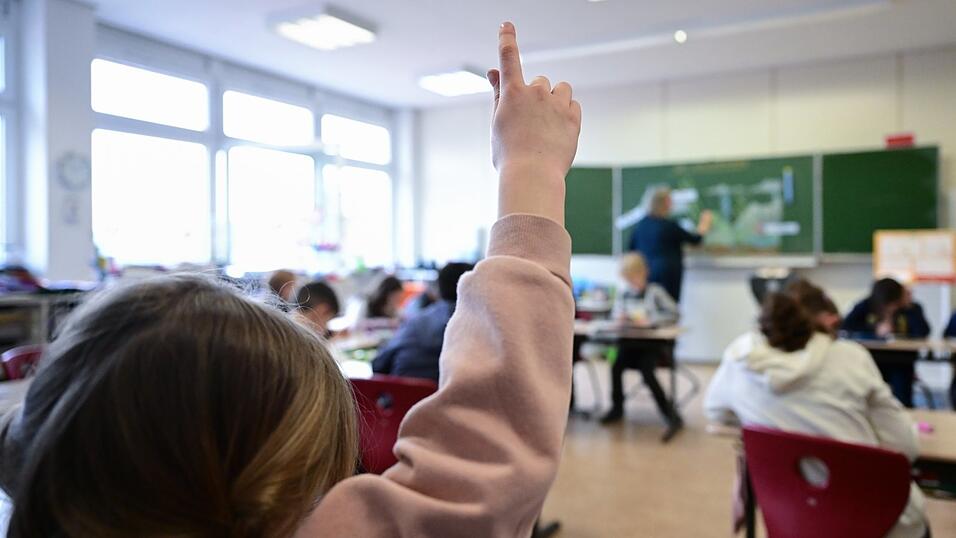 Die bayerische Staatsregierung hat den Fahrplan f&uuml;r eine bessere Bezahlung von Lehrern an Grund- und Mittelschulen beschlossen. Bis zum Jahr 2028 sollen alle Grund- und Mittelschullehrer in der Besoldungsgruppe A13 eingruppiert sein.
