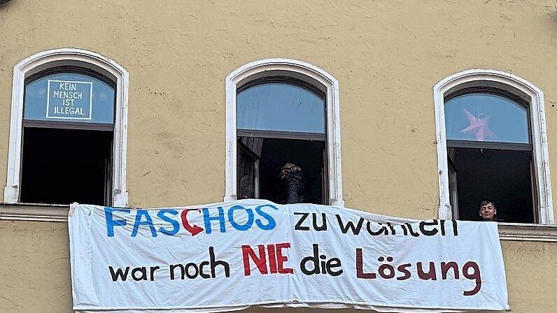Anwohner h&auml;ngten ein Banner zum Fenster raus.
